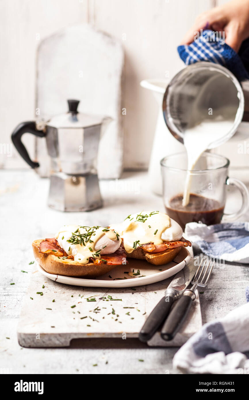 Uovo tradizionale benedetto con fette di pancetta sul pane tostato, uova in camicia e hollandaise Foto Stock