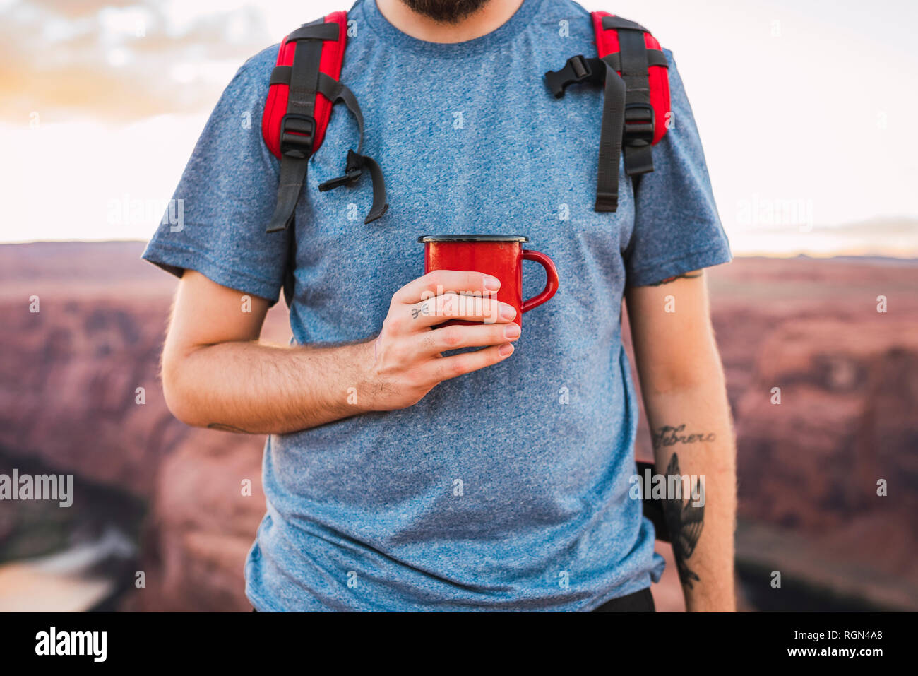 Giovane Azienda red cup Foto Stock