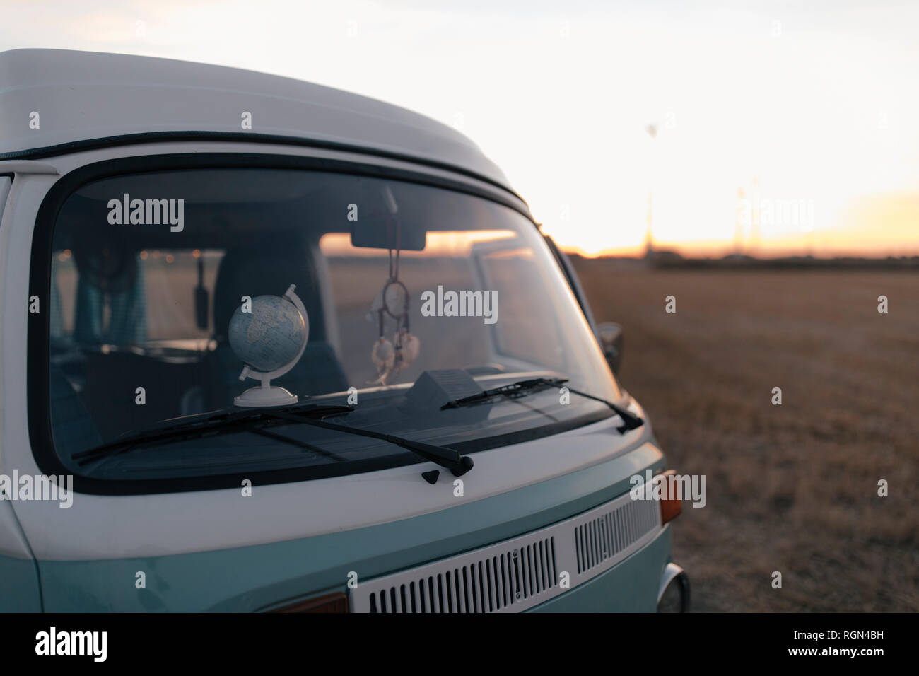 Camper van nel paesaggio rurale al tramonto Foto Stock