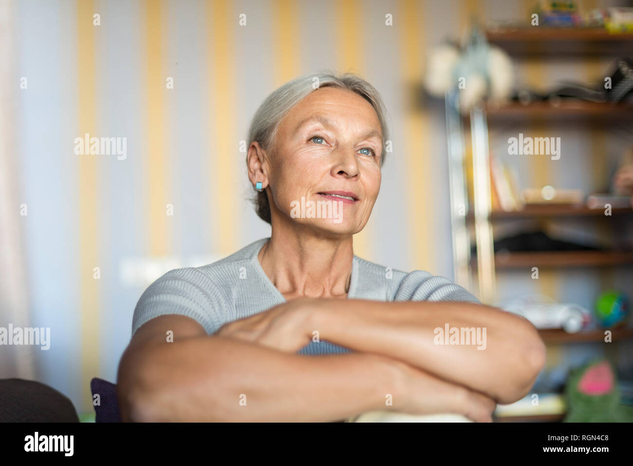 Ritratto di sorridente donna senior in un momento di relax a casa Foto Stock