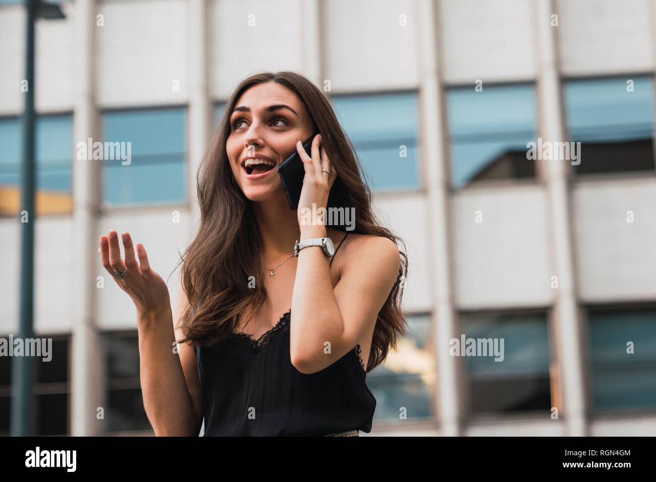 Ritratto di sorridente giovane donna al telefono Foto Stock