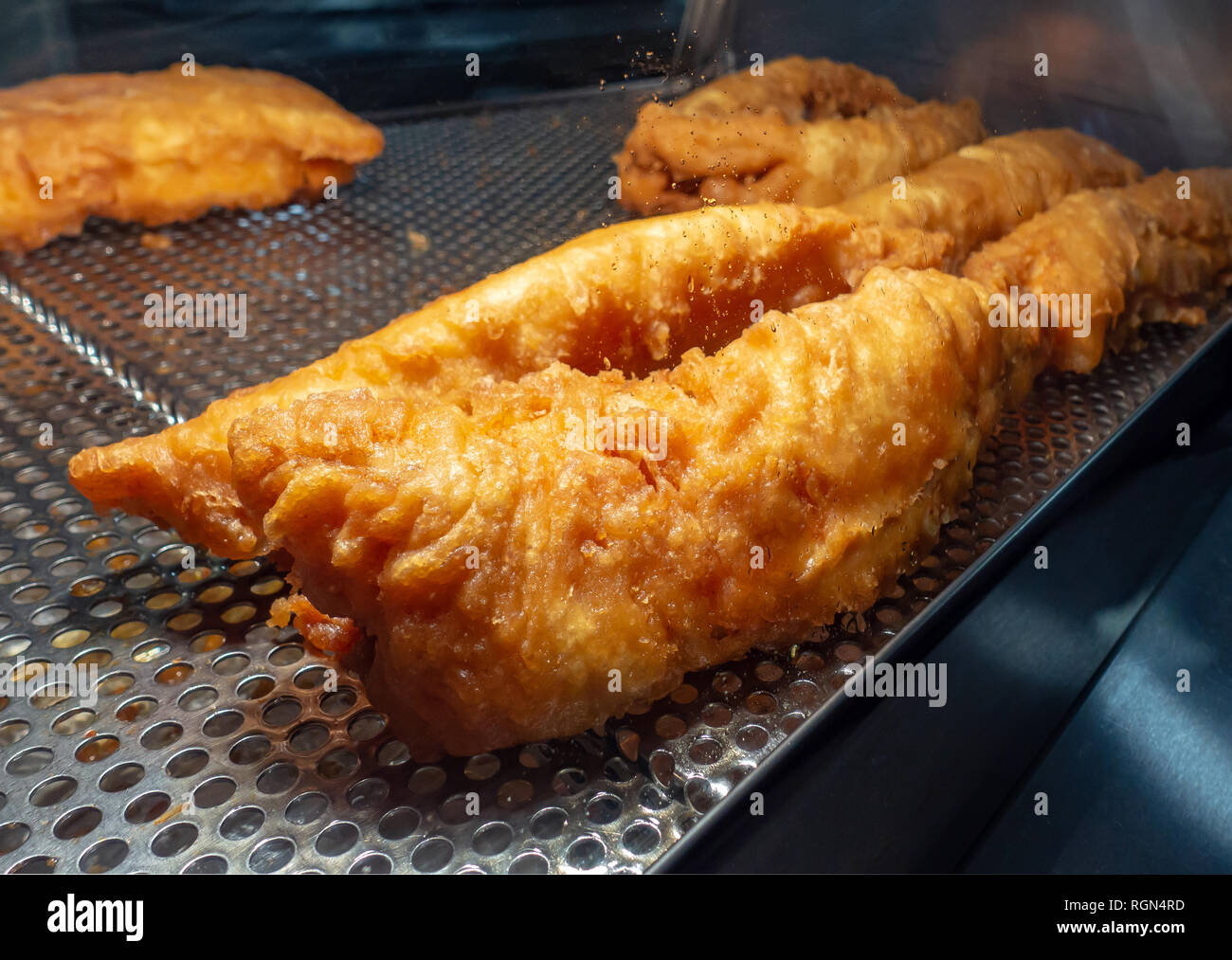 Di fresco pesce cucinato sul display in un inglese un pesce e Chip shop Foto Stock