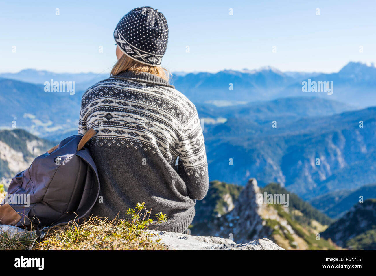 Germania, Garmisch-Partenkirchen, Alpspitze, Osterfelderkopf, femmina escursionista in punto di vista guardando a vista Foto Stock