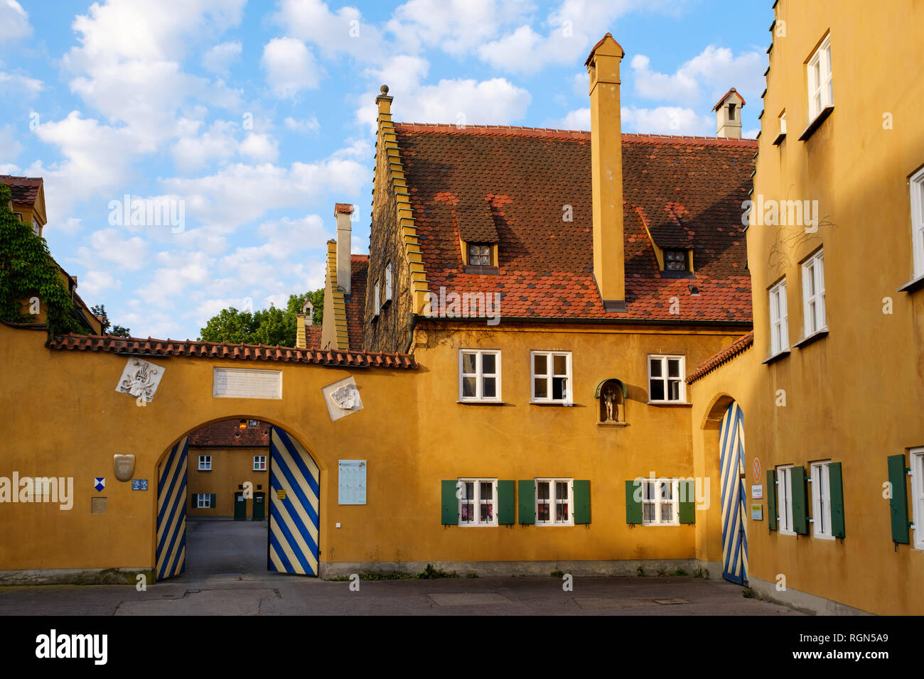 In Germania, in Baviera, Augsburg, Jakobervorstadt, Jakob Square, il quartiere di Fuggerei, alloggi sociali Foto Stock