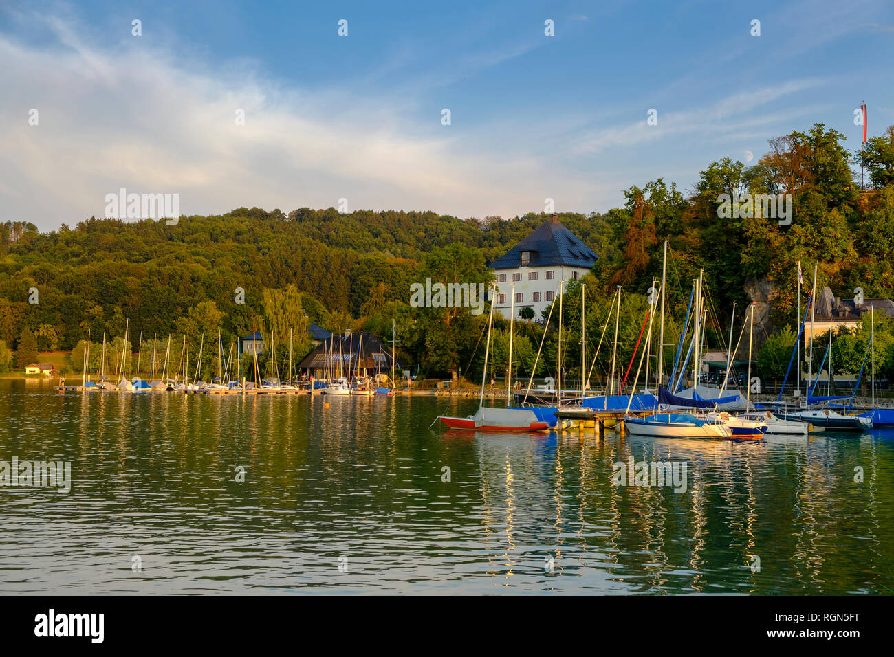 Austria, Land Salzburg, Flachgau, Mattsee, Mattsee Castello, vista dal lago Foto Stock