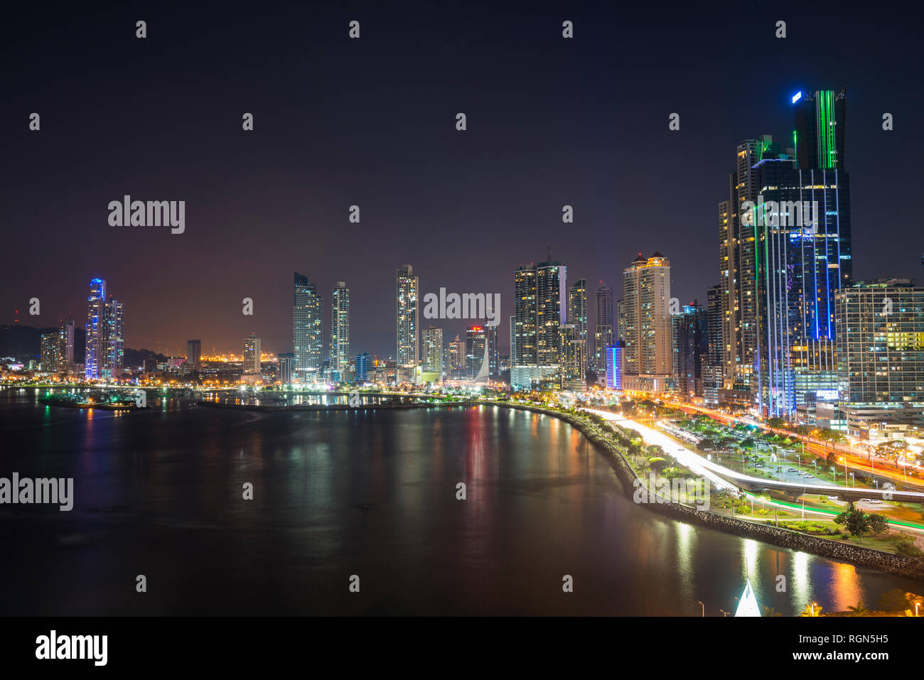 Panama, Panama City, skyline di notte Foto Stock