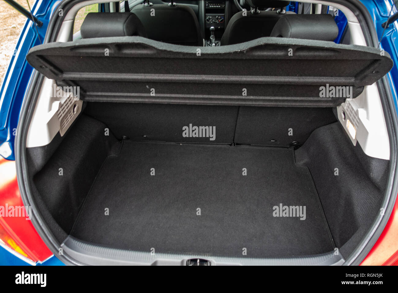 Spazio vuoto nel bagagliaio di una Peugeot 207 5 porta 2009 auto in Inghilterra Foto Stock