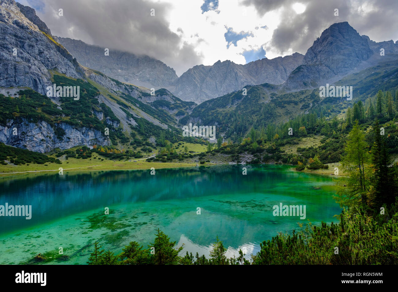 Austria, Tirolo, montagne del Wetterstein, Mieminger Kette, Ehrwald, Lago Seebensee, Sonnenspitze, Schartenkopf e Vorderer Drachenkopf Foto Stock