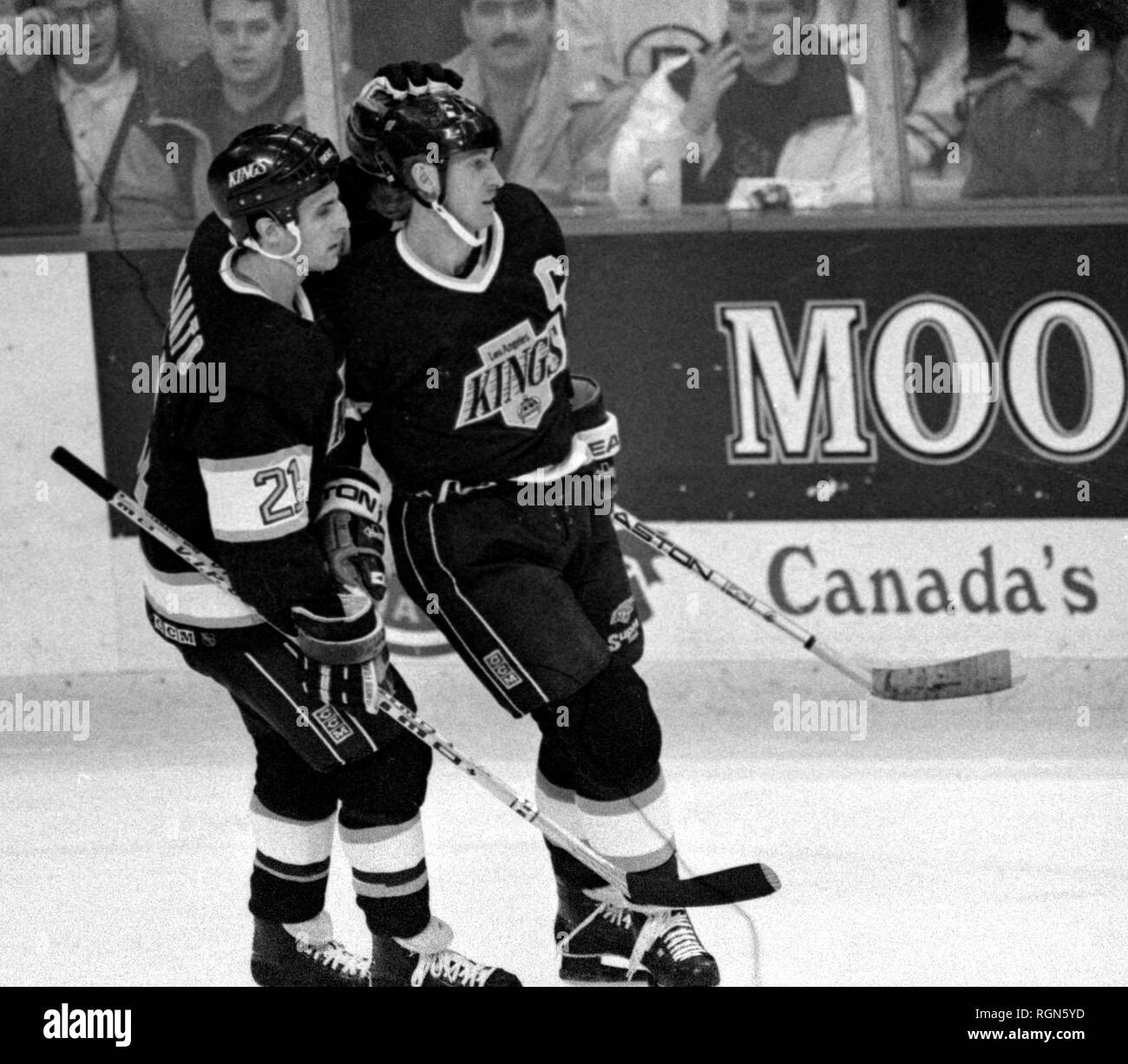 LA Kings #21 Tony Granato si congratula con il #99 Wayne Gretzky dopo Gretzky segnato contro i Boston Bruins nella azione di gioco al Boston Garden di Boston MA USA 1991 foto di bill belknap Foto Stock