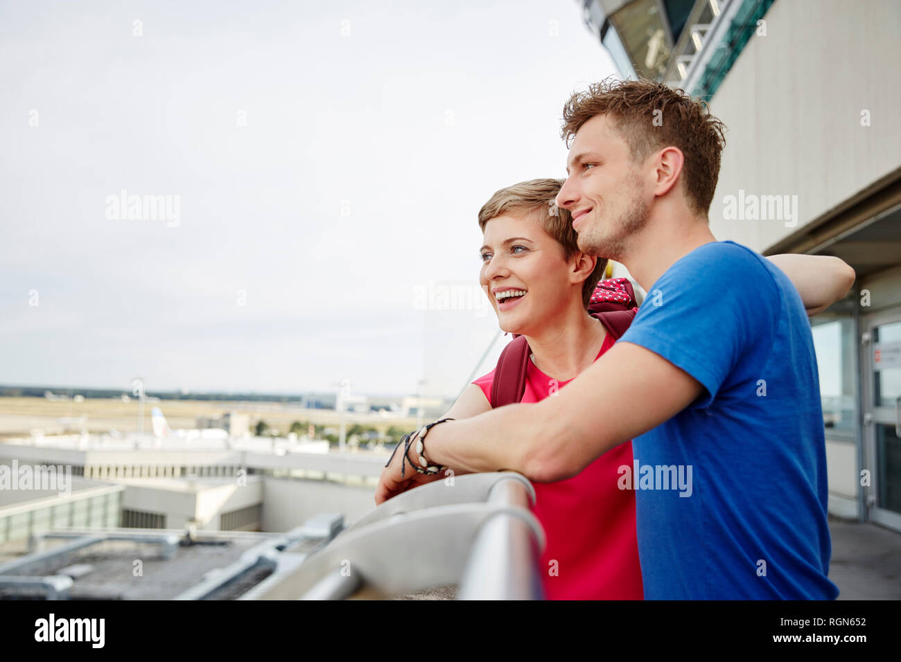 Coppia felice sulla piattaforma di osservazione presso l'aeroporto Foto Stock
