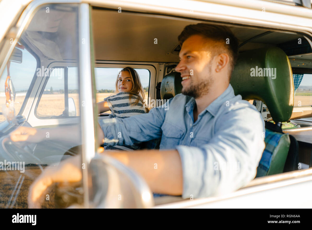 Una giovane coppia in un viaggio in camper Foto Stock