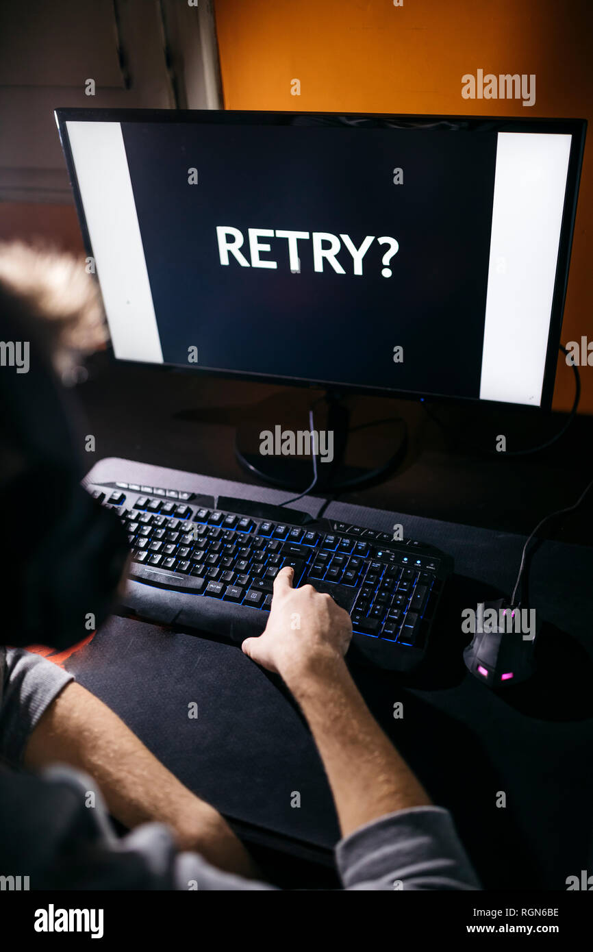 Giovani gamer ripresa perso il gioco per computer Foto Stock