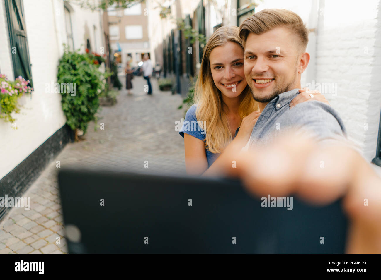Paesi Bassi, Maastricht, felice coppia giovane prendendo un selfie nella città Foto Stock