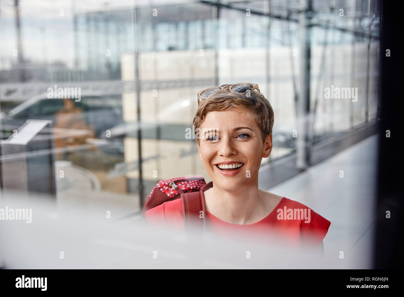 Ritratto di donna felice in aeroporto Foto Stock