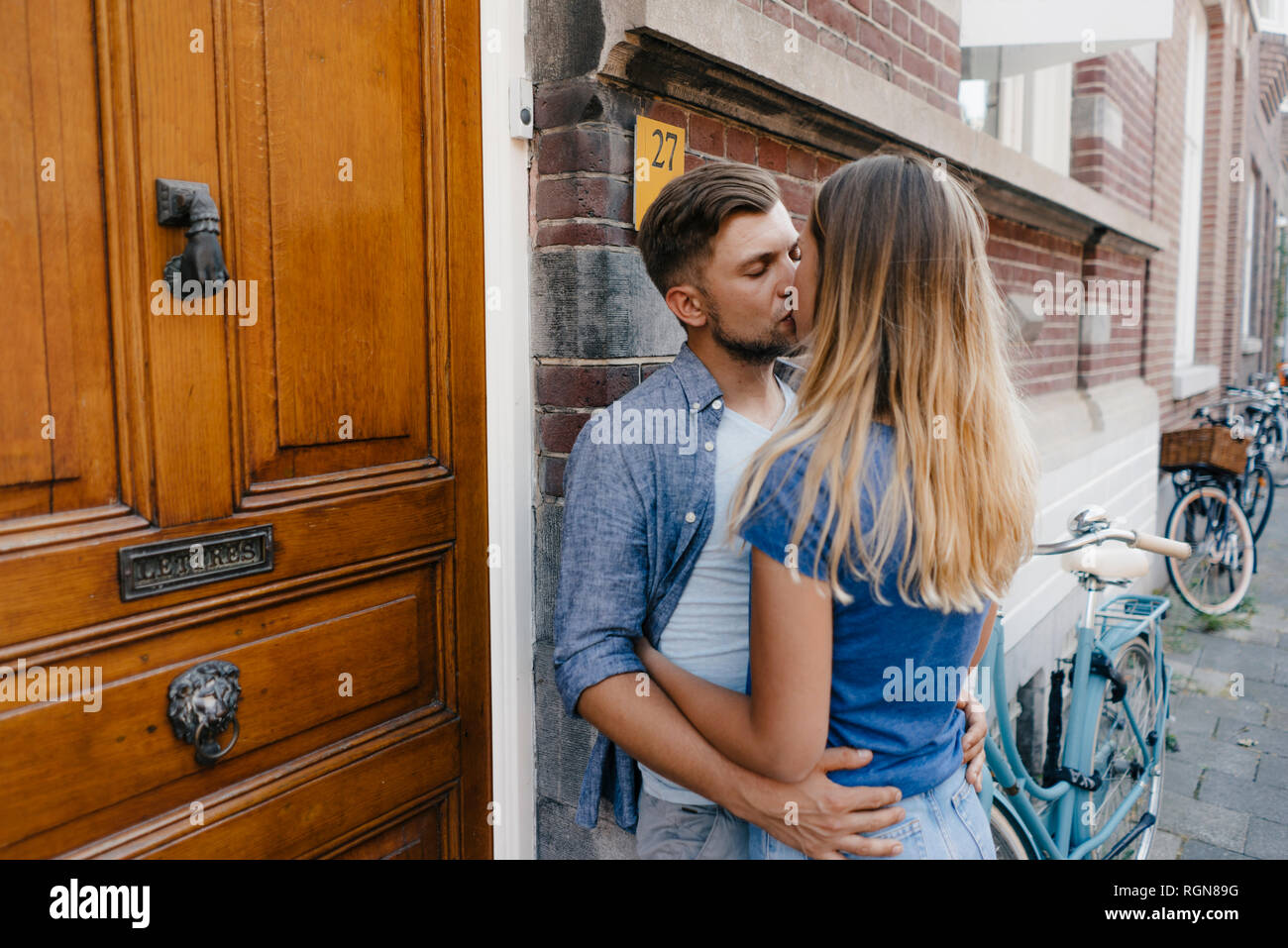 Affettuosa coppia giovane baciare in città Foto Stock