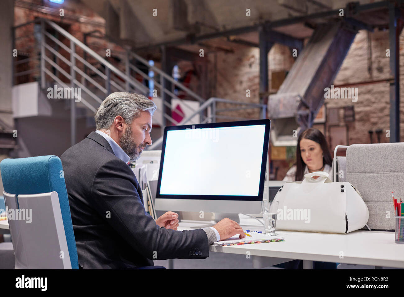 Imprenditore e la donna che lavorano insieme in un ufficio moderno Foto Stock