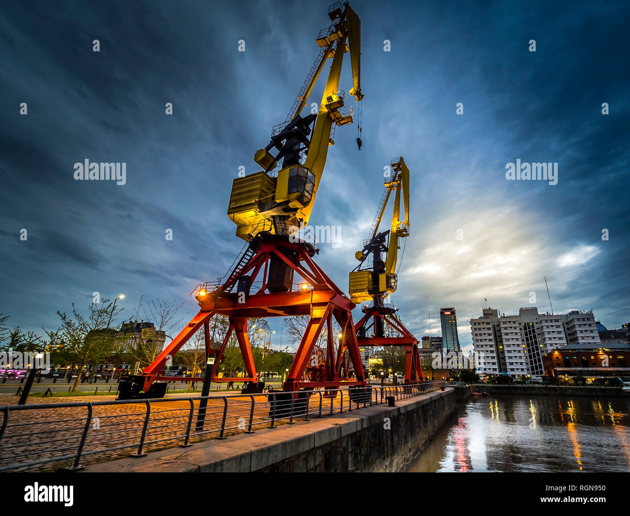 Argentinien, Buenos Aires, Puerto Madero, Dock Süd mit altem Krahn Foto Stock