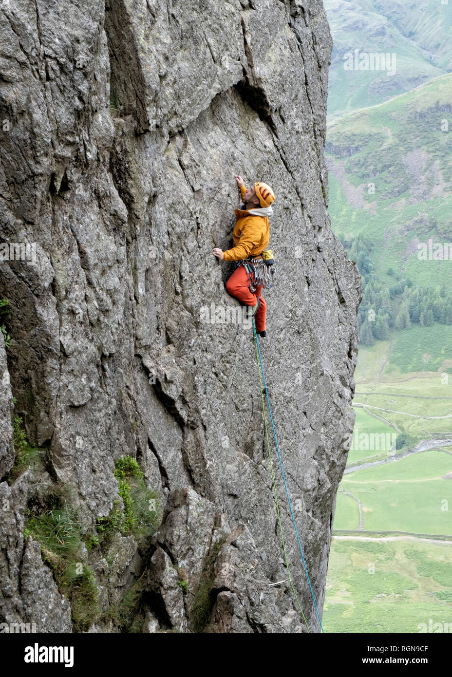 Regno Unito, Lake District, Langdale Valley, Gimmer roccioso, scalatore sulla roccia Foto Stock