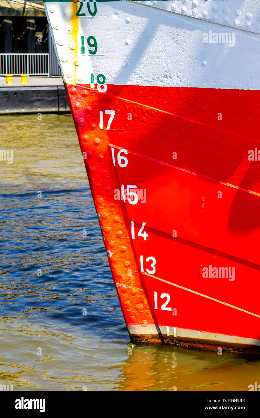 Germania, Amburgo, livello dell'acqua su una nave di prua Foto Stock