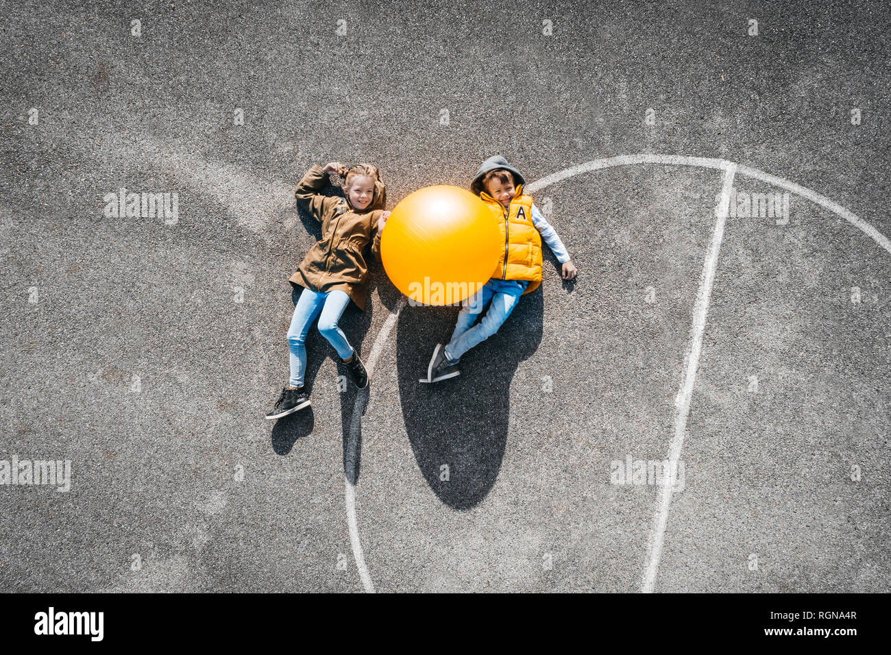 Austria, antenna, vista del campo da basket con grande palla Foto Stock
