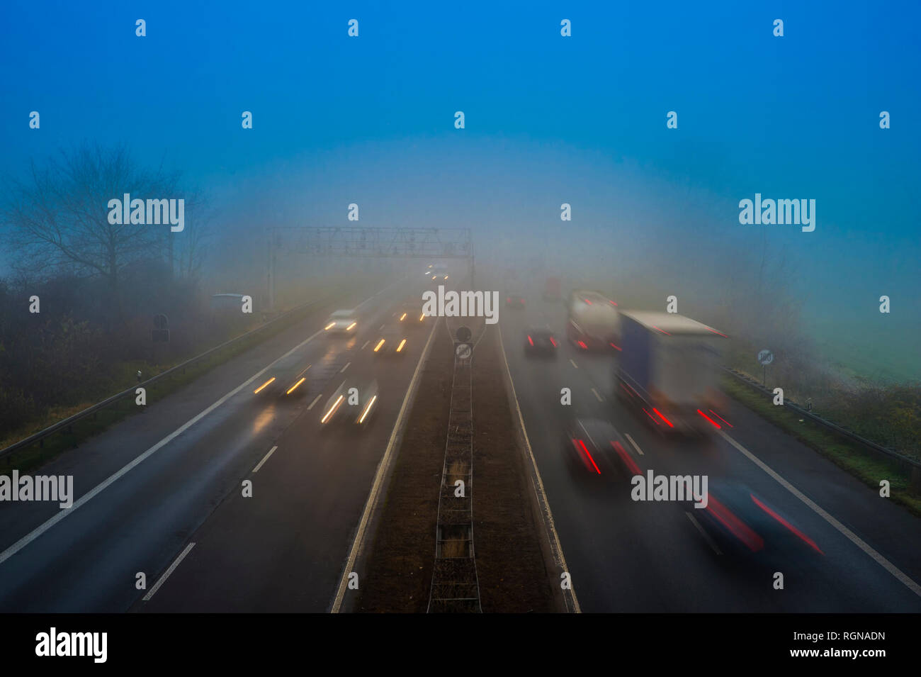 Autostrada A 46, il traffico nella nebbia di mattina Foto Stock