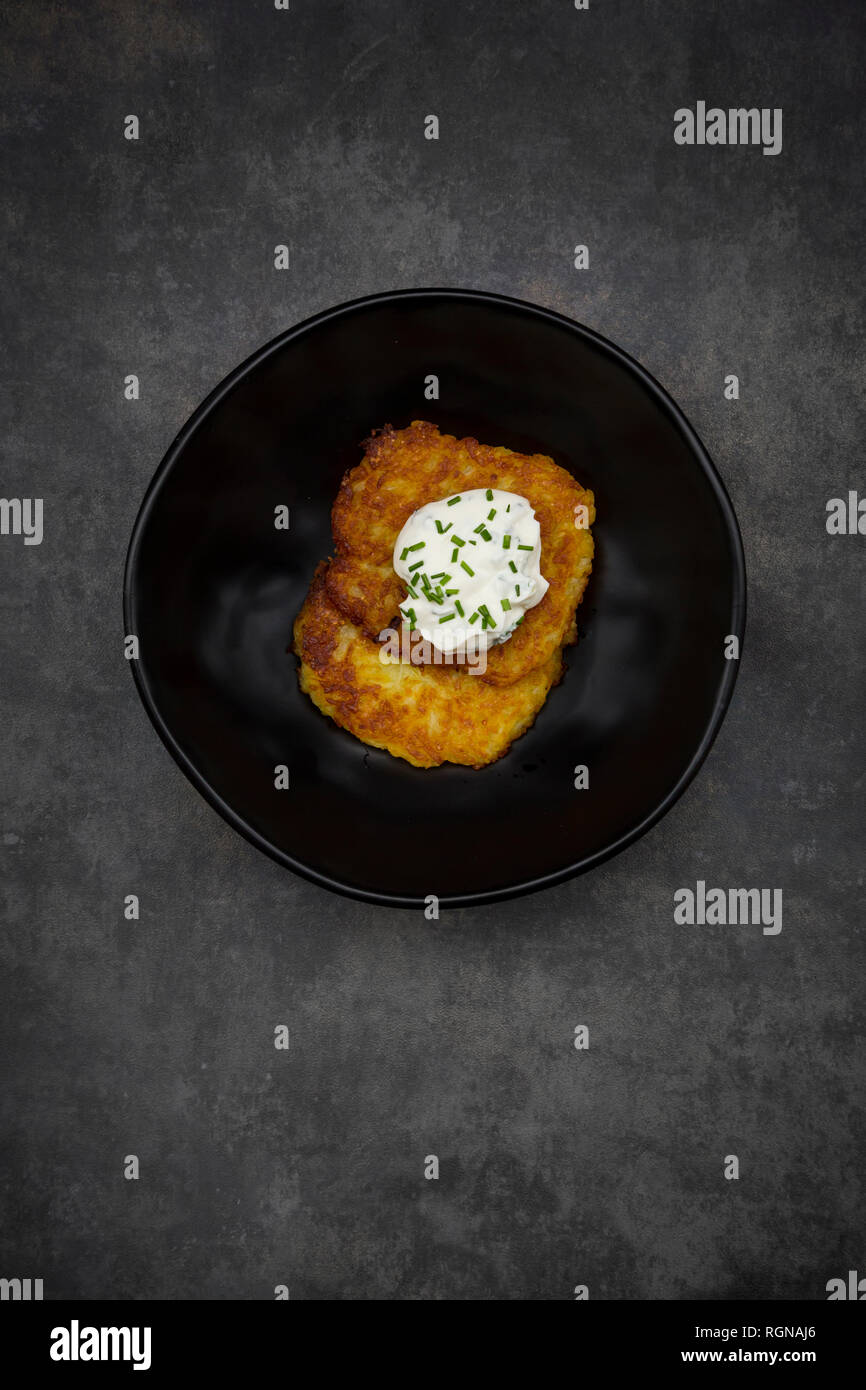 Frittelle di patate erborinati con la ricotta in una terrina Foto Stock