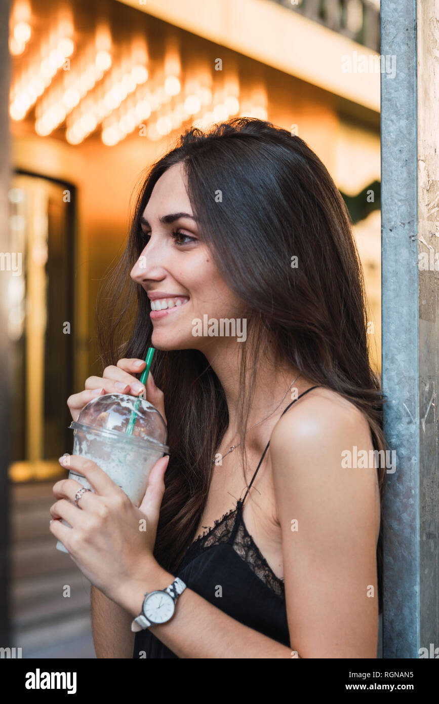 Sorridente giovane donna con i frullati Foto Stock