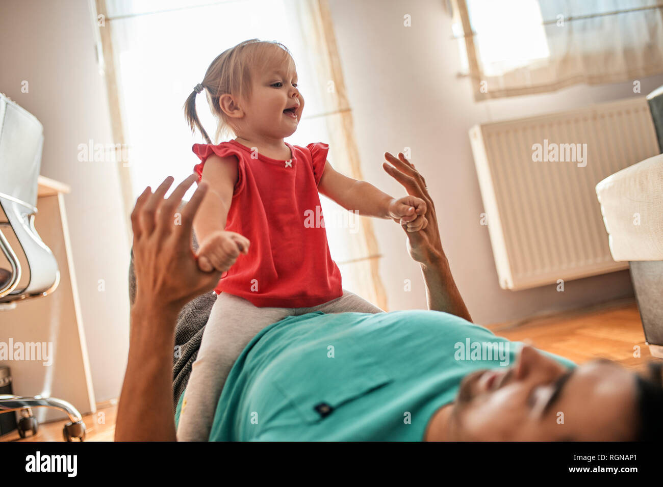 Bambina gioca con suo padre a casa Foto Stock