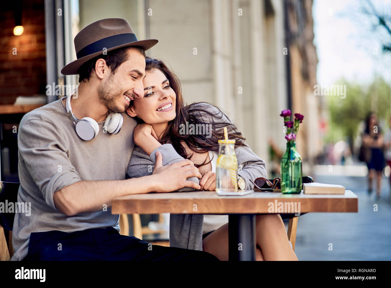 Felice affettuosa coppia giovane al cafè all'aperto Foto Stock