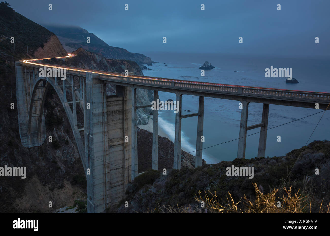 Stati Uniti, California, Big Sur, Pacific Coast, National Scenic Byway, Bixby Creek Bridge, California State Route 1, Highway 1 in serata Foto Stock