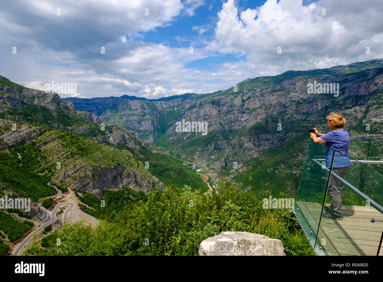 Albania, Scutari County, Alpi Albanesi, Cem Canyon, il punto di osservazione, escursionista fotografare Foto Stock