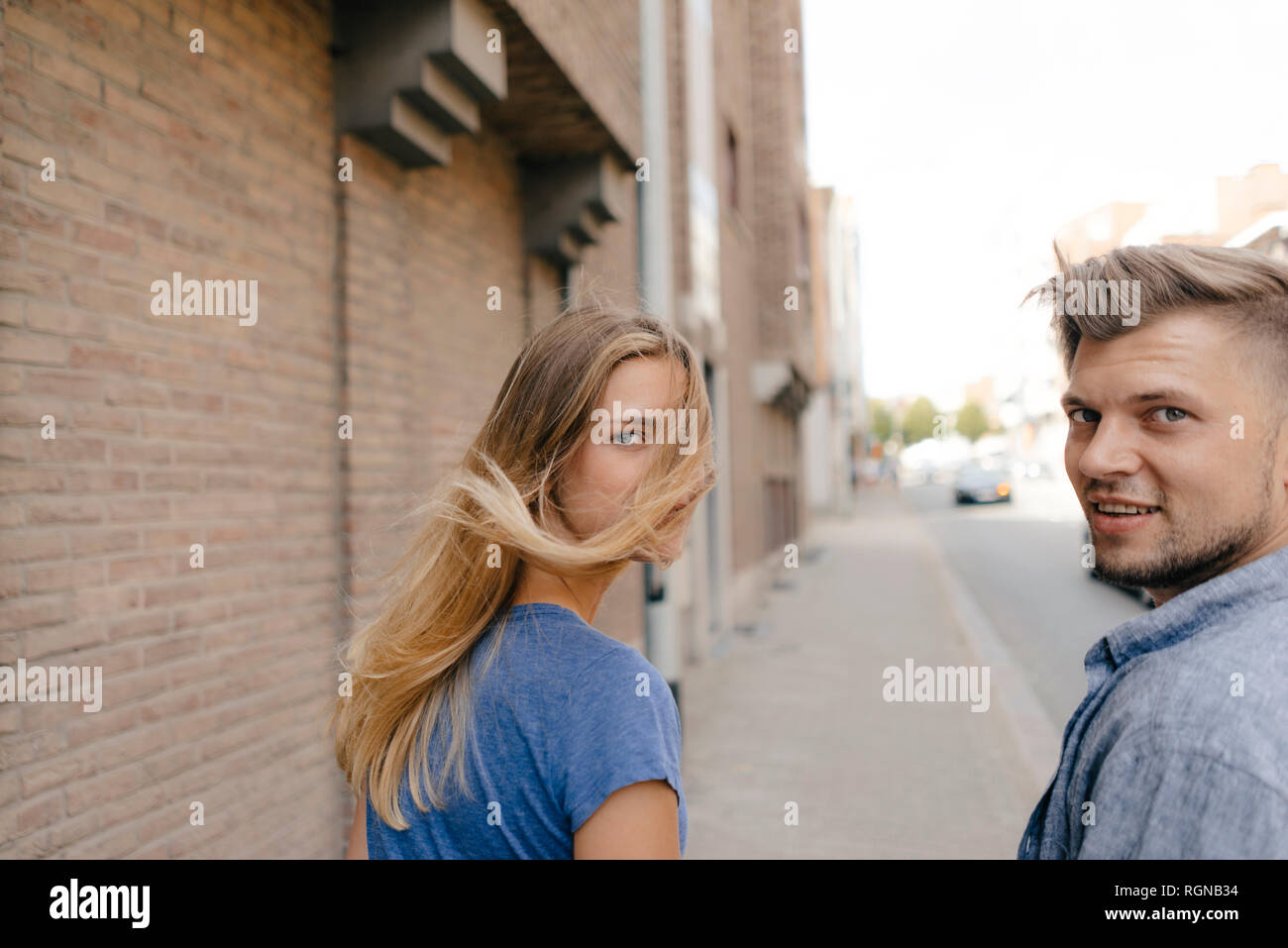 Belgio, Tongeren, felice coppia giovane nella città Foto Stock