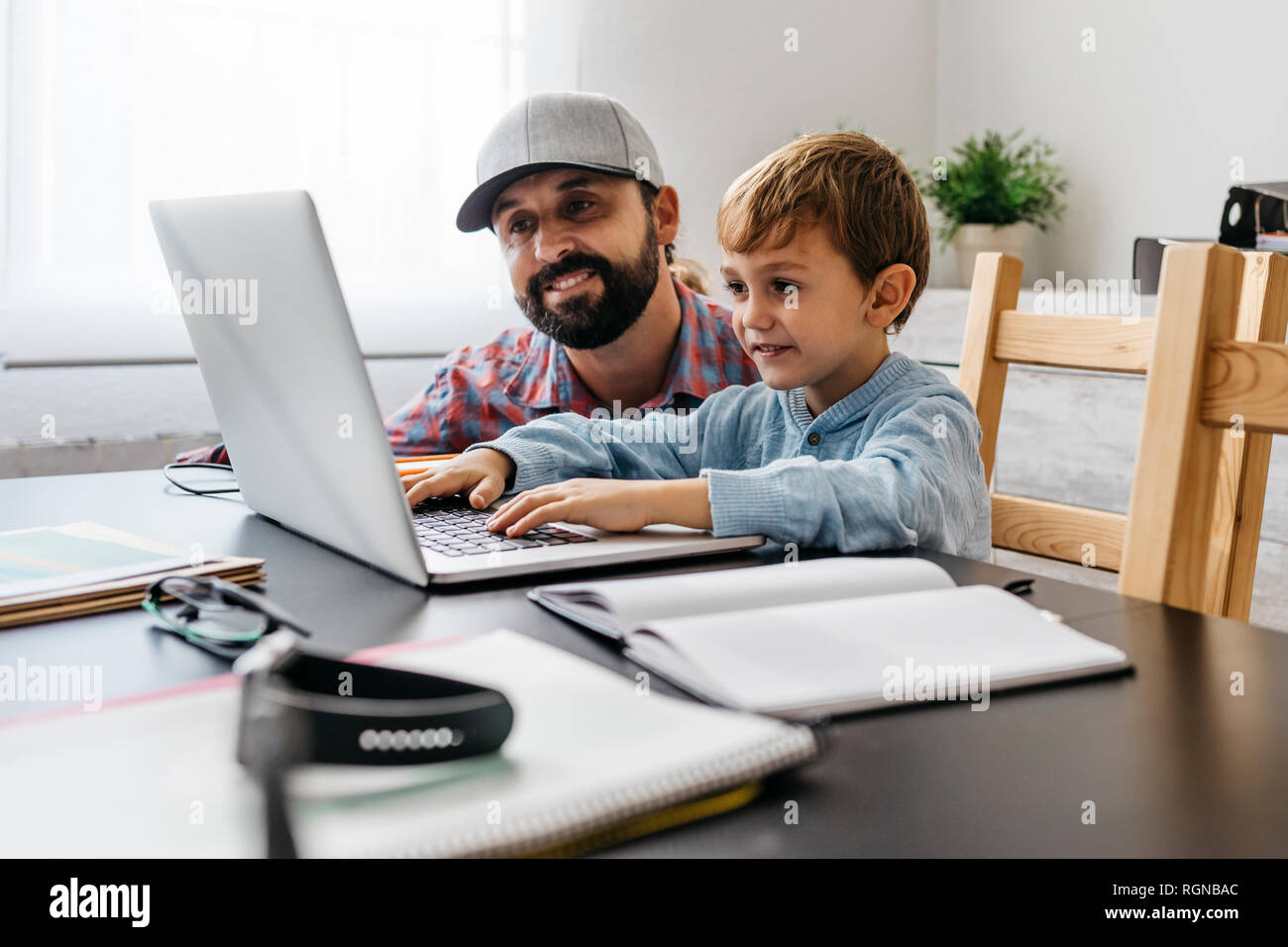 Padre e figlio utilizzando laptop insieme Foto Stock