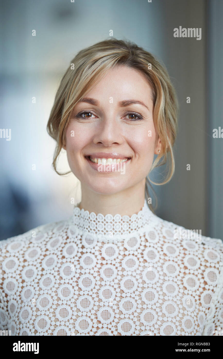 Ritratto di sposa bionda, sorridente Foto Stock