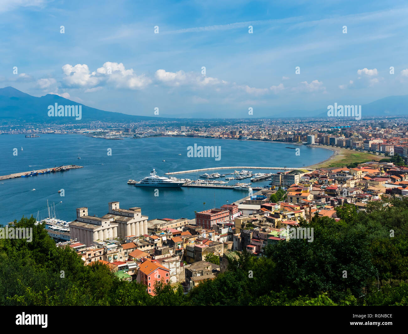 L'Italia, Campania, Napoli, Porto, Golfo di Napoli e il Vesuvio sullo sfondo Foto Stock