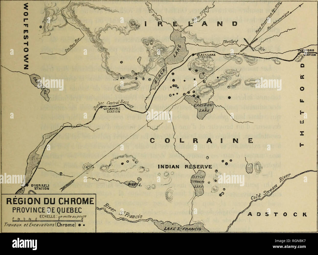 . Bulletin du MuseÌum d'histoire Naturelle. Storia naturale. Â 169 â du Lac Noir, sur une grande e'tendue de coteaux Ã roches de serpentina, sont attraversano il par le chemin de fer QuÃ©])ce-Gentral ; miniere ces sont voisines de celles deTamiante, aussi des centres de la popolazione se sont formÃ©s, 4- nissant la main-d'Åuvre bon marchÃ© et abondante.. Carte de la rÃ©gion du Chrome dans la provincia de QuÃ©bec. DressÃ©e par M. Obalski. Gomme indicazione de superficie, les gisements de cromite se rÃ©vÃ¨quaresima par une espÃ¨ce de croÃ"te spongieuse noire, d'aspetto delle Nazioni Unite ferrugineux, paraissant en tache sur la se Foto Stock