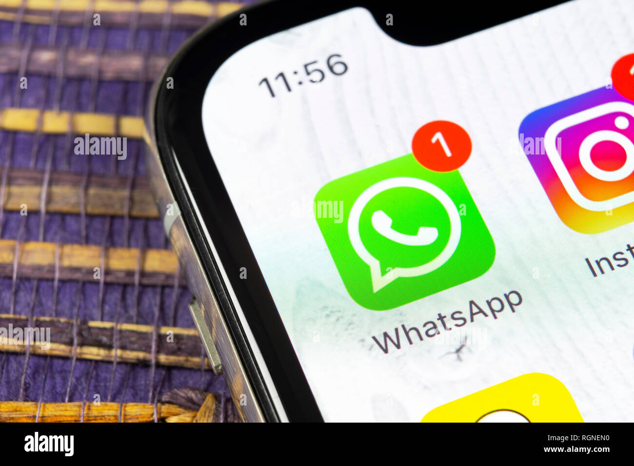 Sankt-Petersburg, Russia, 5 Dicembre 2018: Whatsapp messenger icona applicazione su Apple iPhone X lo schermo dello smartphone di close-up. Whatsapp messenger app ho Foto Stock