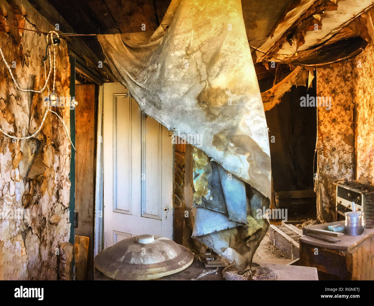 Miglioramento di casa. Interno in bisogno di riparazione e rinnovo Foto Stock