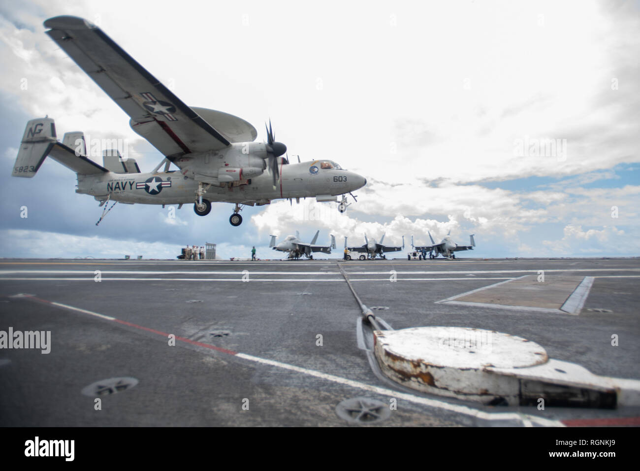 Un E-2C Hawkeye, assegnati al vettore Airborne Early Warning Squadron (VAW) 117, si prepara ad atterrare sul ponte di volo della portaerei USS John C. Stennis CVN (74) nell'Oceano Indiano, Gennaio 28, 2019. John C. Stennis è distribuito negli Stati Uniti 7 flotta area di operazioni a sostegno della sicurezza e della stabilità nella regione Indo-Pacifico. (U.S. Foto di Marina di Massa Specialista comunicazione marinaio Jarrod A. Schad) Foto Stock