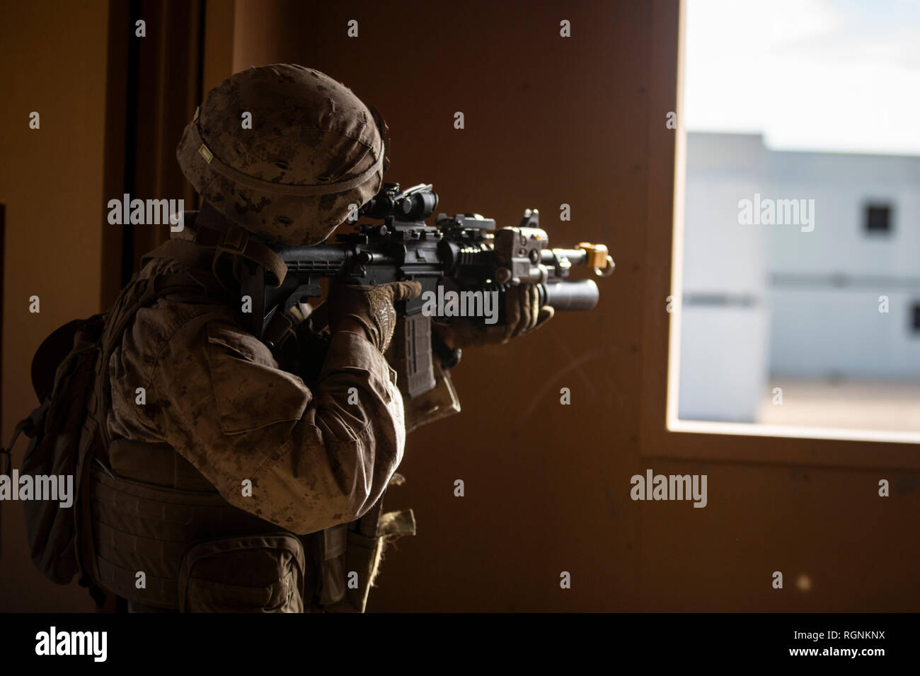 Un U.S. Marine con 3° Battaglione, 3° Reggimento Marine, Marine Air-Ground Task Force-6 (MAGTF-6) difende la sua posizione da ostili mentre si conduce il campo urbano Esercizio (FEX) durante la formazione integrata Esercizio (ITX) 2-19 su serie 220 a bordo Marine Corps Air-Ground Centro di combattimento ventinove Palms, California, Gennaio 28, 2019. ITX crea un impegnativo, addestramento realistico ambiente che produce la lotta contro-pronto di forze in grado di operare come un sistema integrato di MAGTF. (U.S. Marine Corps foto di Sgt. Victor A. Mancilla) Foto Stock