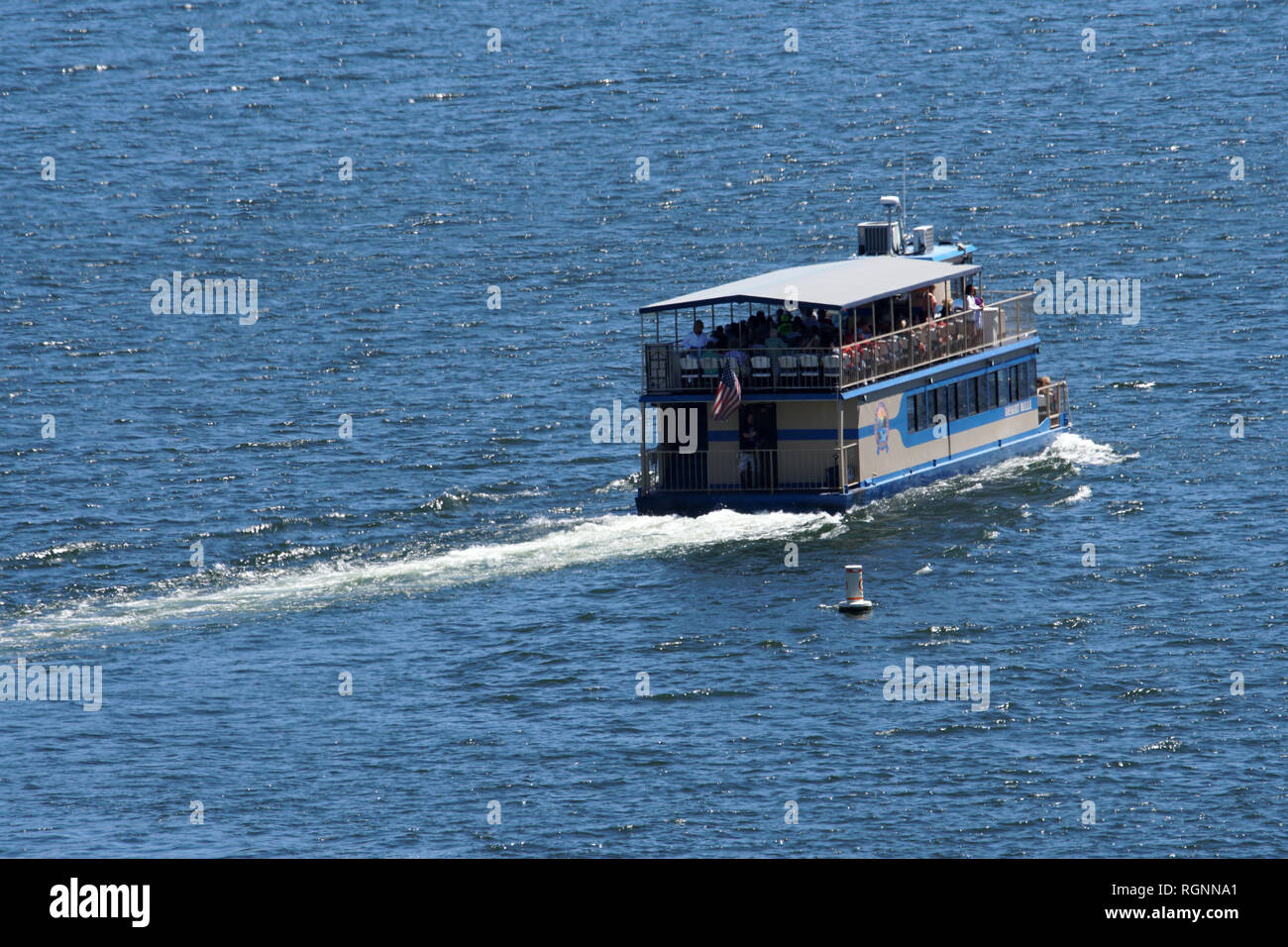 Un turista crociere in barca nel Canyon Lake, Arizona. Foto Stock