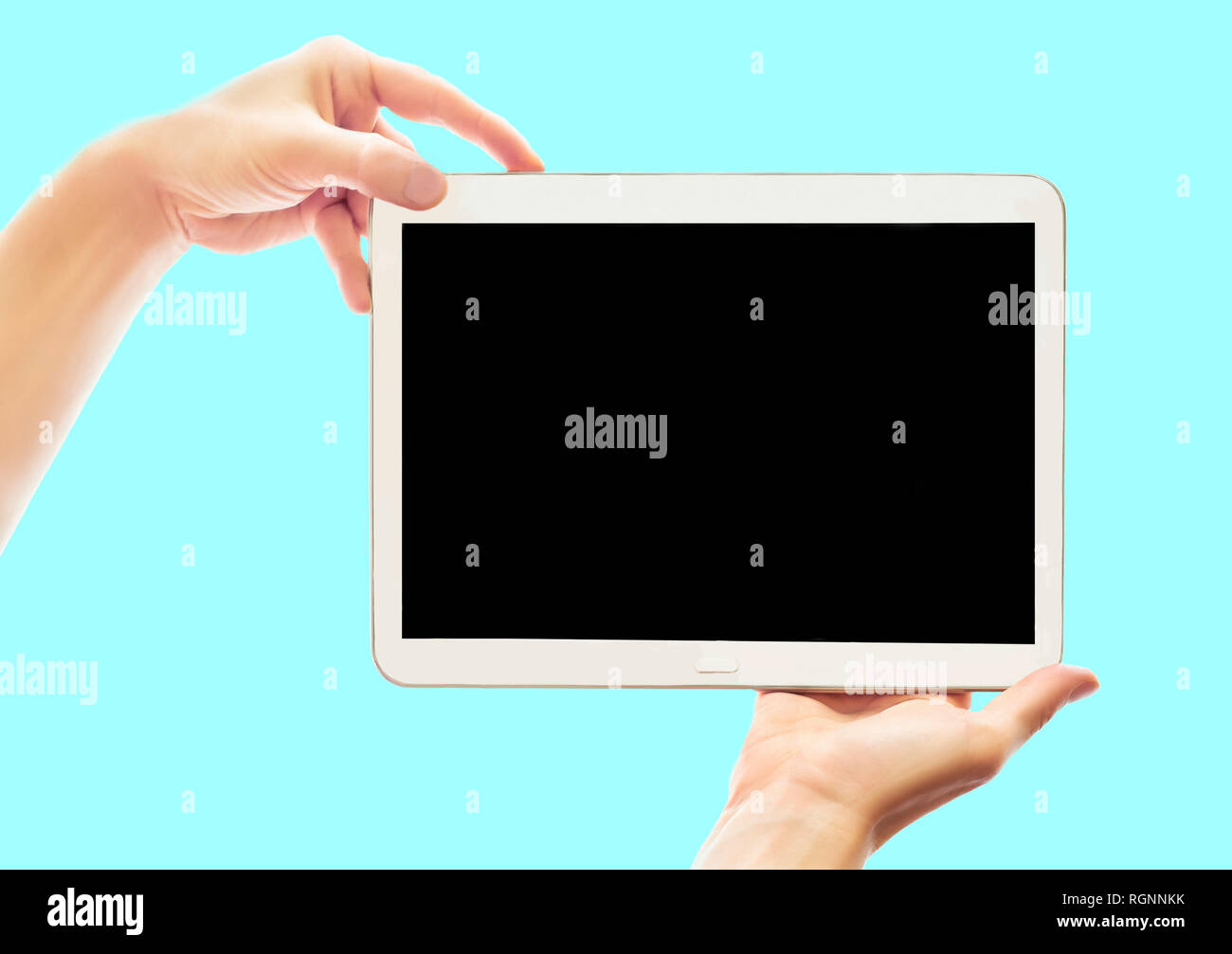 Mani tablet con schermo vuoto isolato su sfondo color pastello. Moderno mobile device dispositivo vicino. Mock up del concetto. Spazio di copia Foto Stock