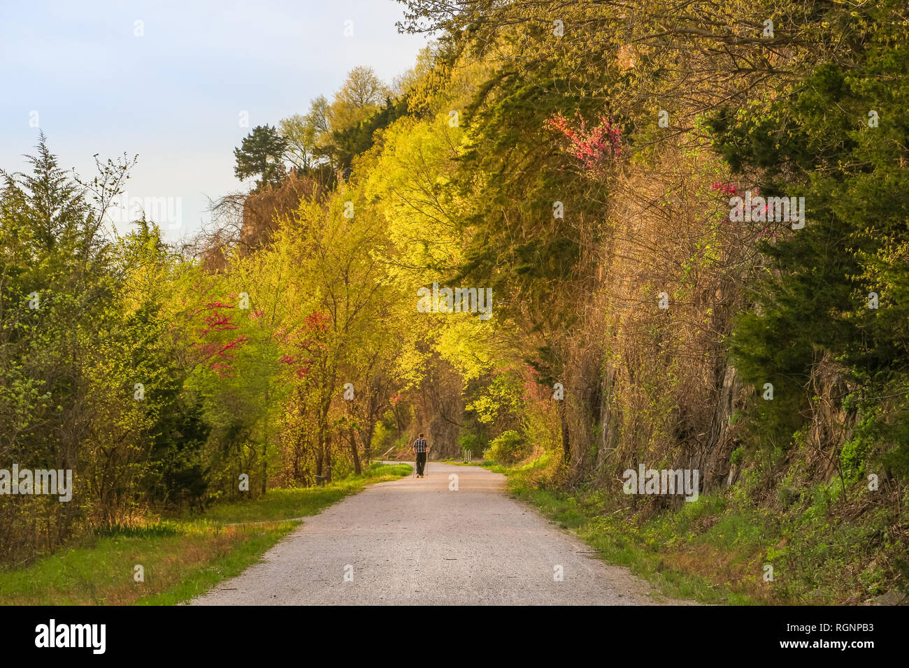 Bel sentiero lungo il fiume Missouri in primavera al tramonto Foto Stock