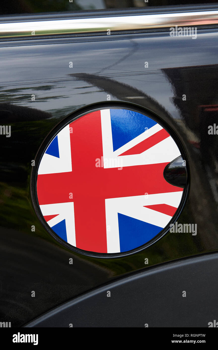 Primo piano di un giro il tappo di rifornimento con un design della bandiera nazionale di Gran Bretagna, circondato da lucido nero auto paint e parti cromate Foto Stock
