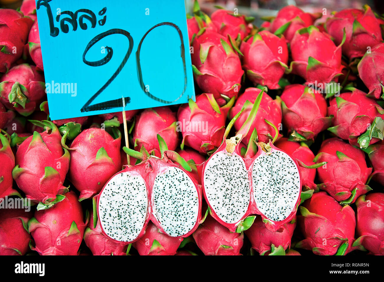 Molti fresche, mature drago rosso frutti impilati fino a Klong Toey Mercato a Bangkok, in Thailandia Foto Stock
