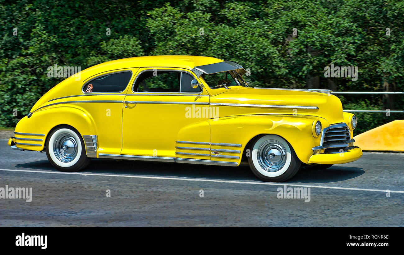 Giallo brillante 1940th colorati Chevrolet Fleetline Sedan, visto intorno Vancouver, Canada Foto Stock