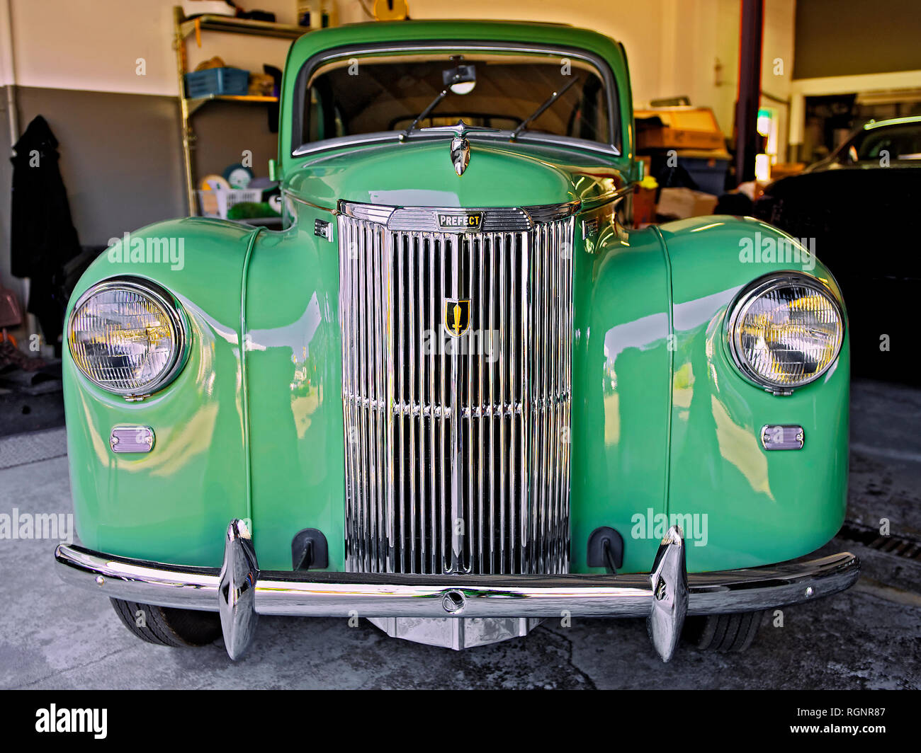 Perfettamente restaurato e lucidato color verde 1950th Ford Prefetto e 493un auto visto in Vancouver B.C., Canada su 7. Novembre 2012 Foto Stock