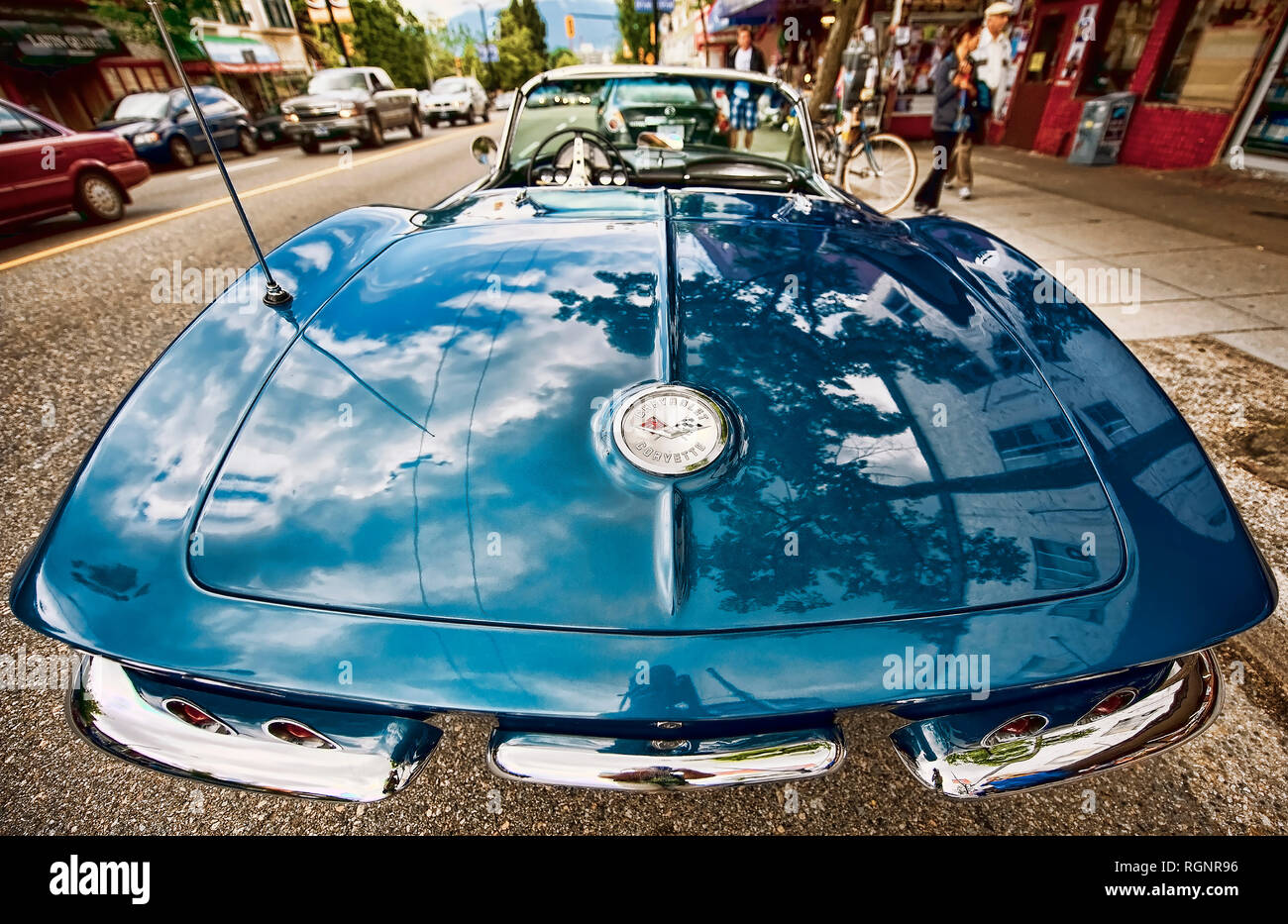 MotVancouver, B.C., Canada - 25 Giugno 2012: 1967 Chevrolet Corvette Sting Ray Convertible fotografata da una parte anteriore basso angolo. Il tetto dell'auto viene rimosso. Foto Stock