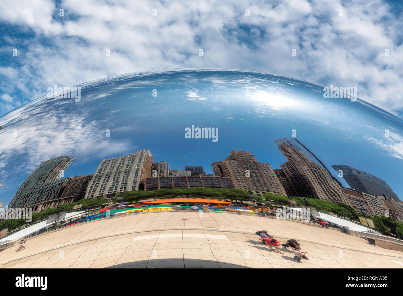 La riflessione di un edifici di Chicago in uno specchio di fagiolo di Chicago, il Millennium Park di Chicago Foto Stock