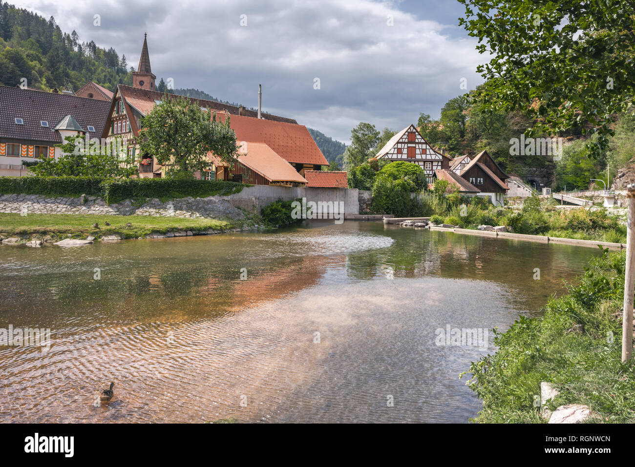 Città storica Schiltach, Foresta Nera, Germania, diga sul fiume Kinzig, originariamente eretto a galleggiare il legname per punti vendita Foto Stock